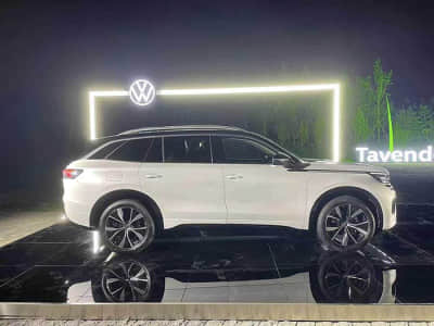 荣耀版密集上市，比亚迪这波价格战，估计让竞品有点懵？