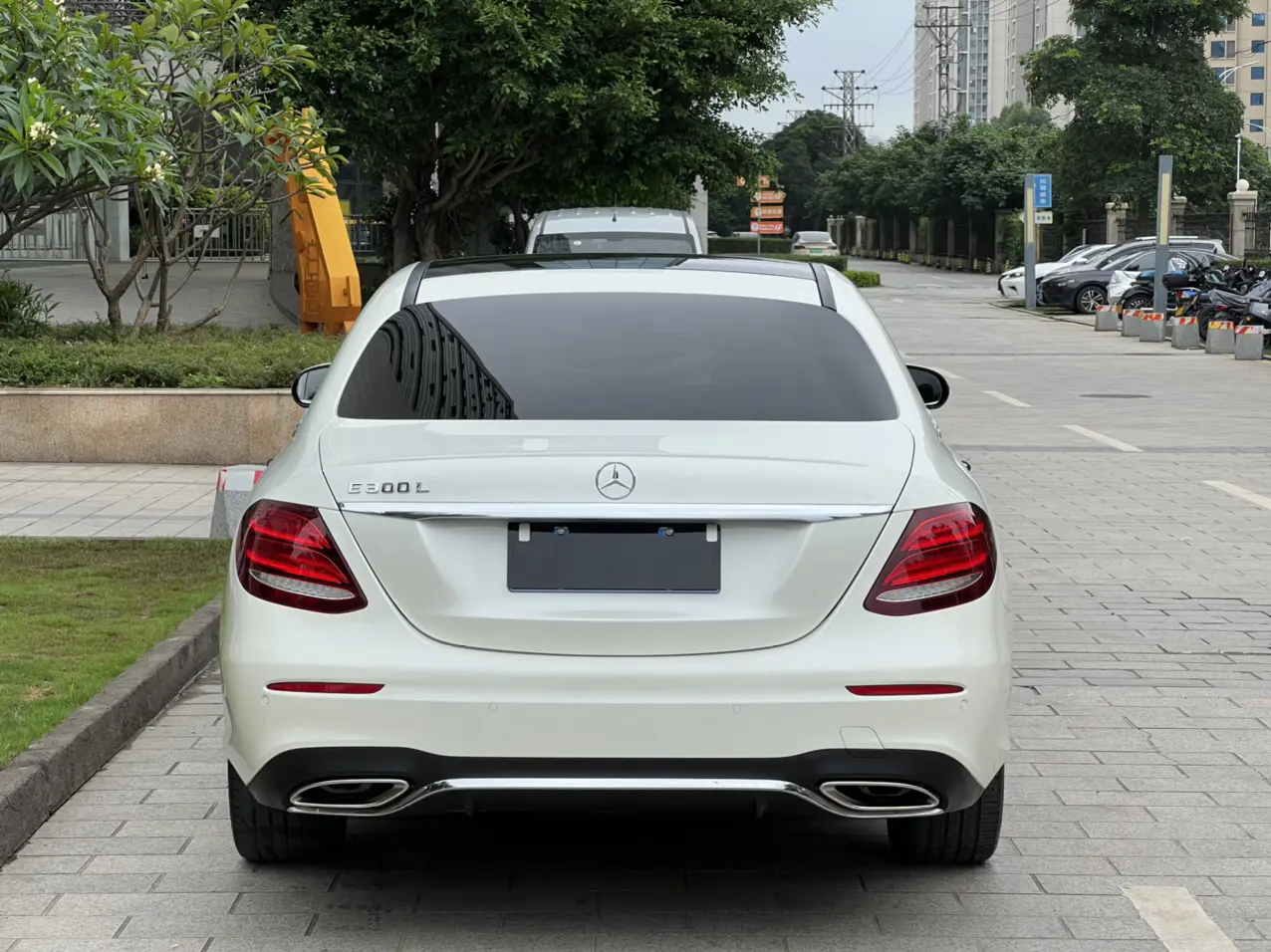 二手奔驰 E 级 2019 款改款 E300L 运动豪华型，厦门车源，28.5 万